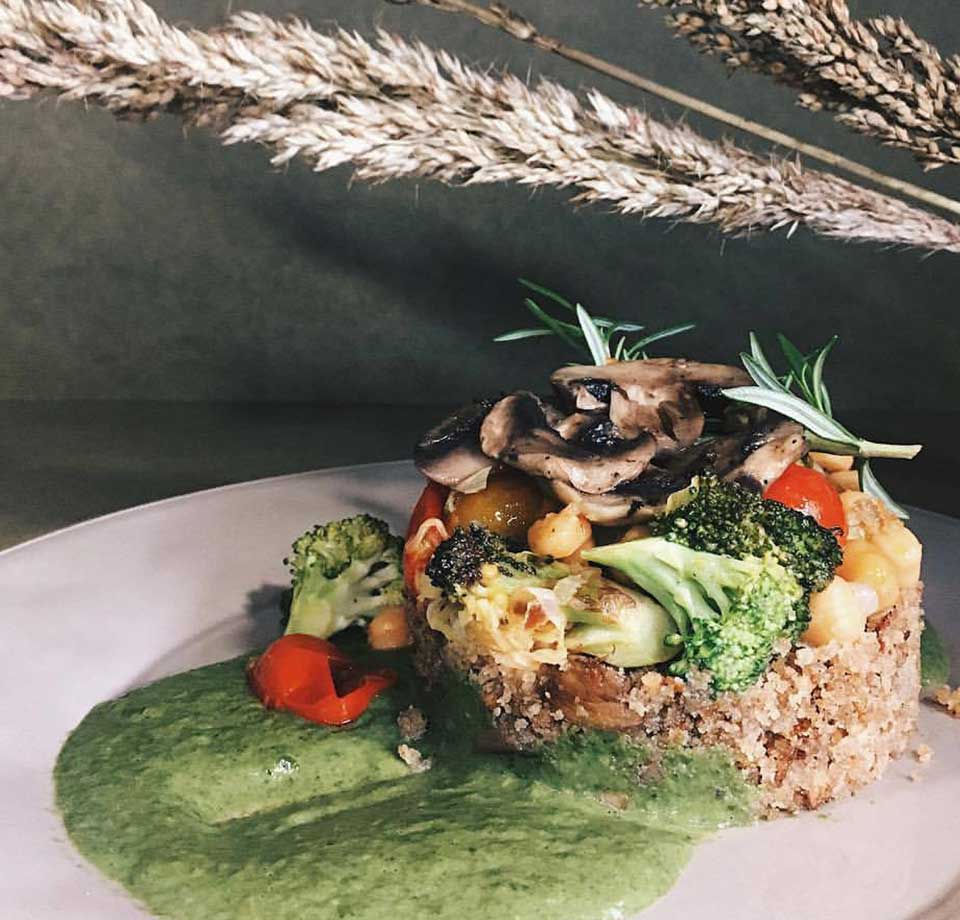 Prato do Dia da Terrárea, com vários legumes e a ser servido no Restaurante Vegetariano.