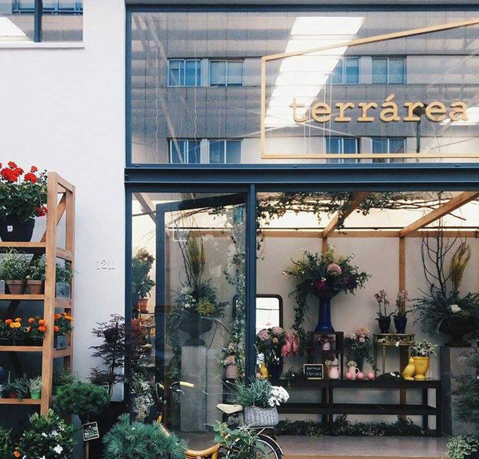 Entrada da Terrárea, com muitas flores e plantas onde poderá encontrar um restaurante vegetariano e uma florista.