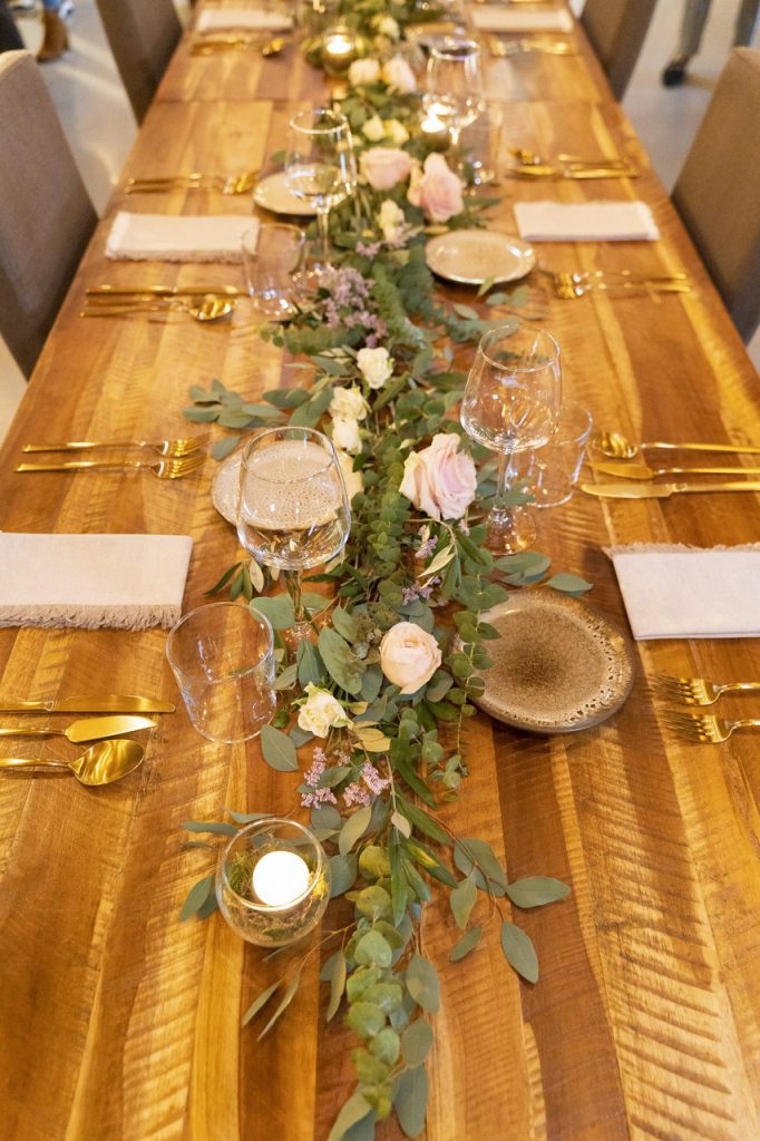 Centro de mesa corrido, com arranjo floral para casamentos.
